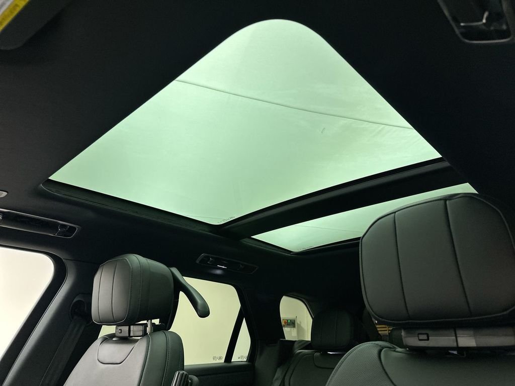 New 2026 Santorini Black Metallic Land Rover SE image 11