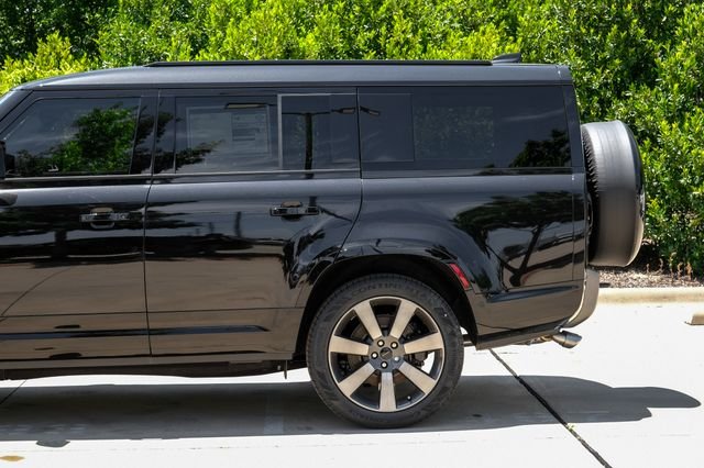 New 2026 Santorini Black Metallic Land Rover V8 image 15