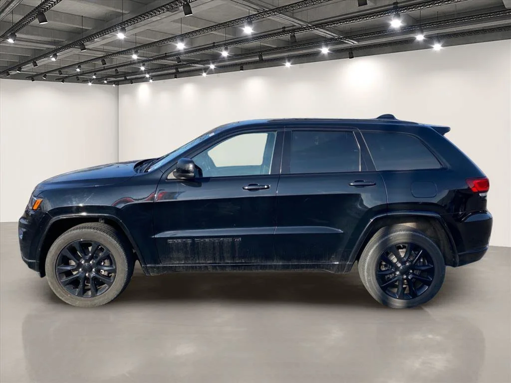 Used 2022 Diamond Black Crystal Pearlcoat Jeep Laredo X image 4