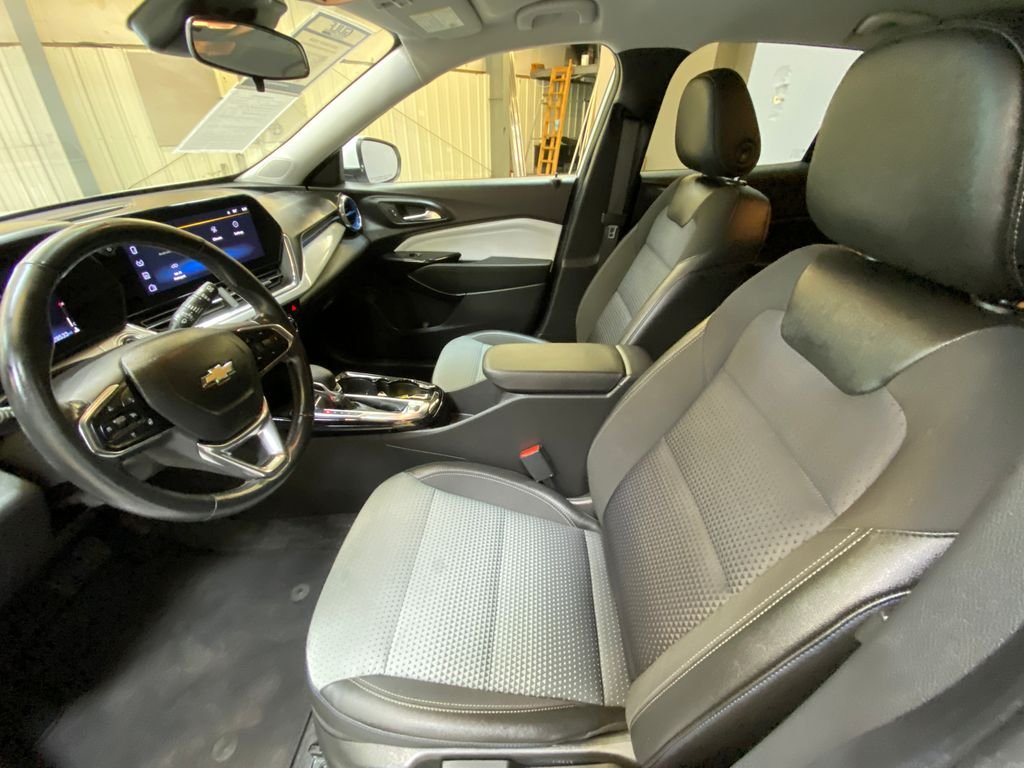 Used 2025 White Chevrolet LT image 21