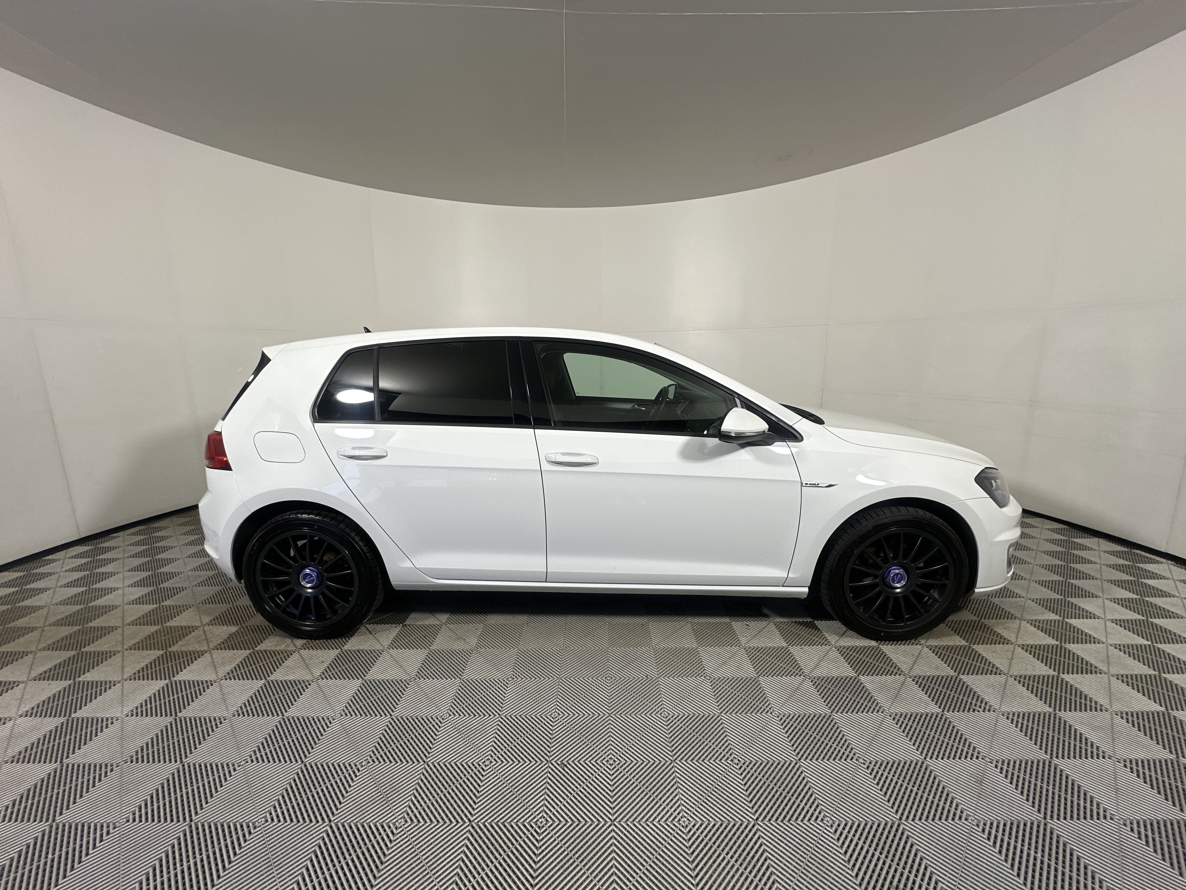 Used 2016 White Volkswagen SE image 8