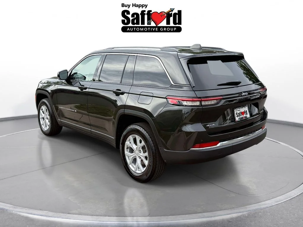 Used 2024  Jeep Limited image 6