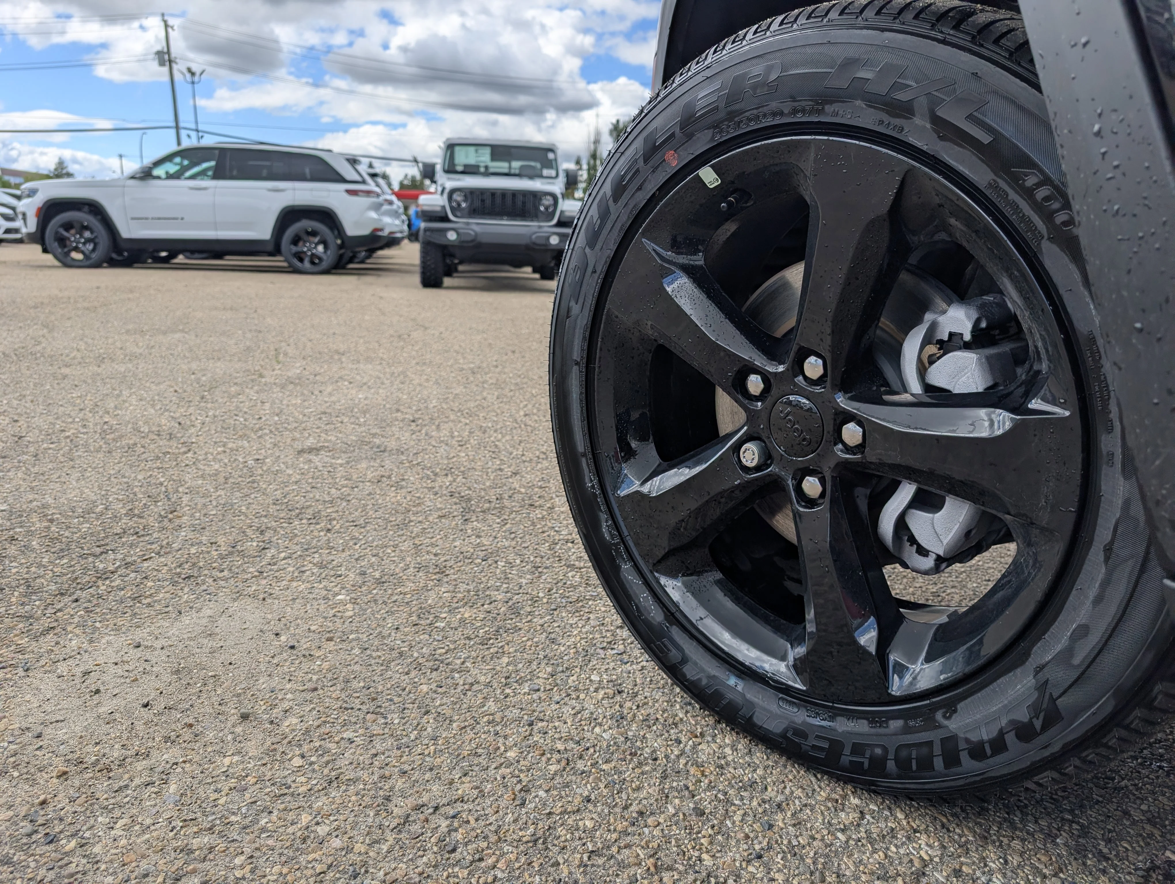 New 2025 Diamond Black Crystal Pearl Jeep Altitude image 12