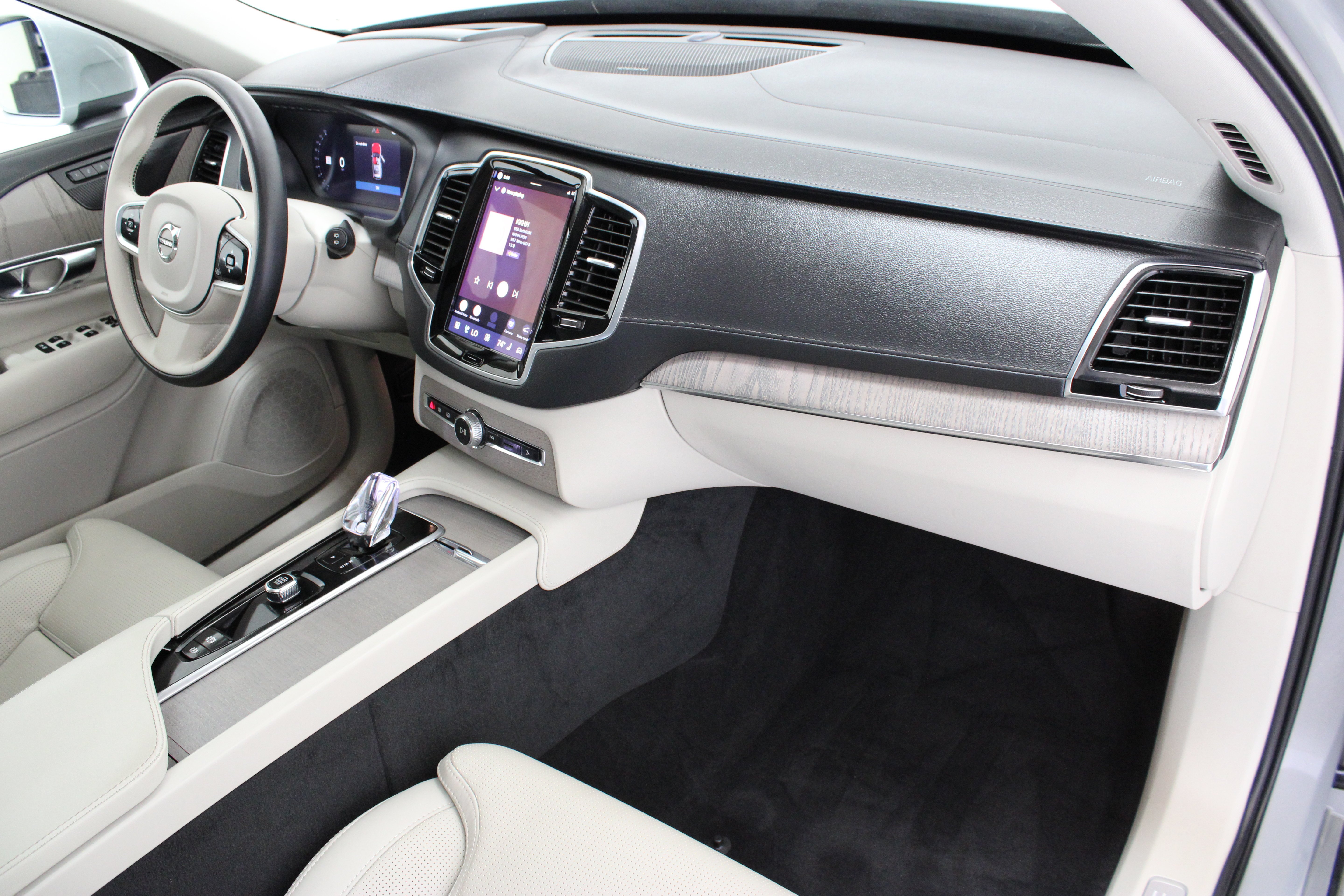 Used 2025 Vapour Grey Metallic Volvo Ultra 2.0T/Electric image 38