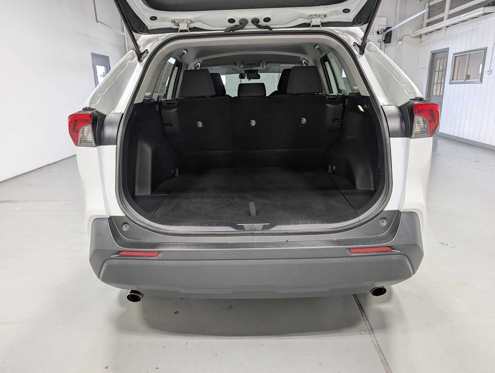 Used 2022 White Toyota LE image 36