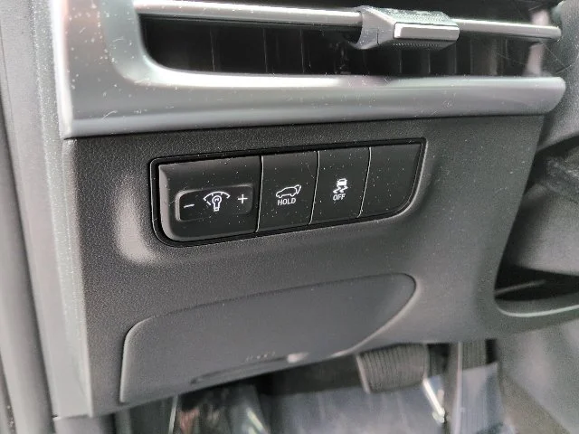 Used 2025 White Hyundai SEL Convenience image 17