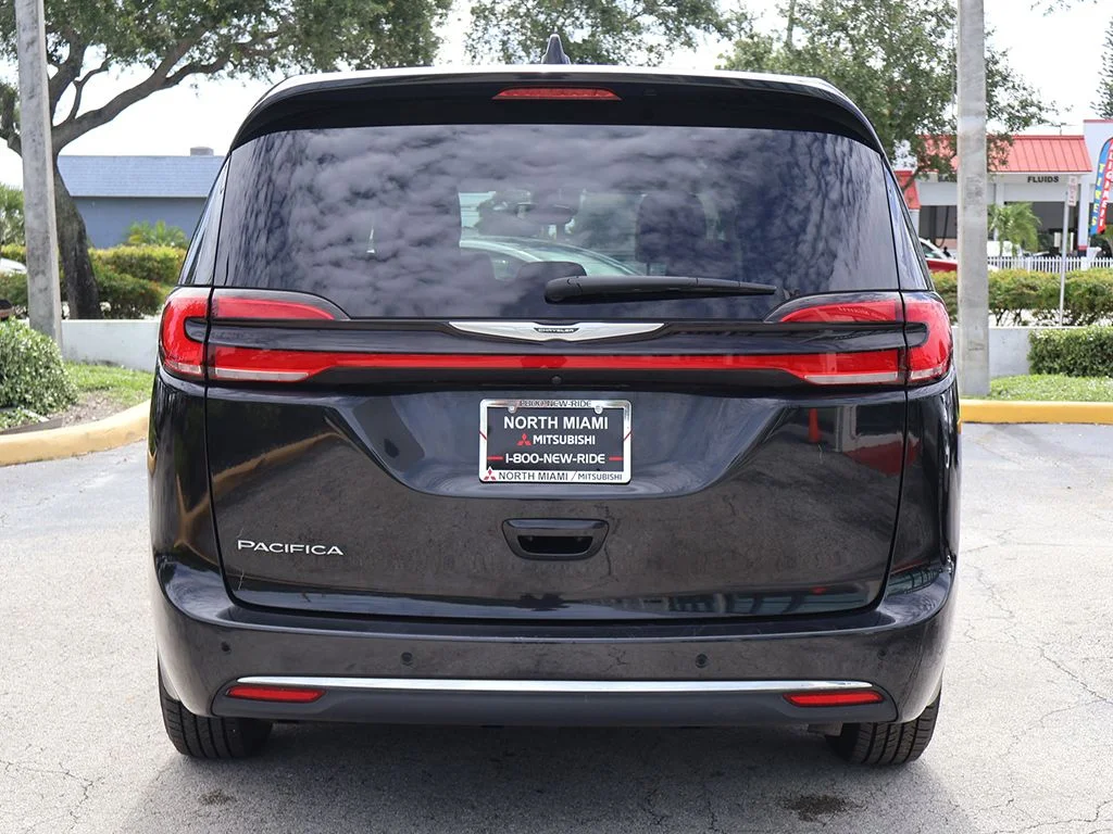 Used 2023 Black Chrysler Touring L image 10