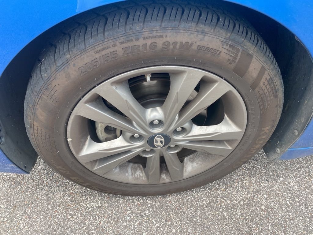 Used 2017 Electric Blue Hyundai SE image 3