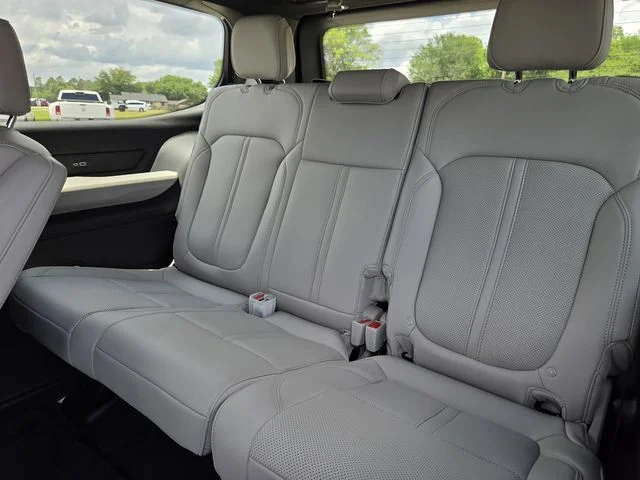New 2026 Bright White Clear-Coat Exterior Paint Jeep  image 30