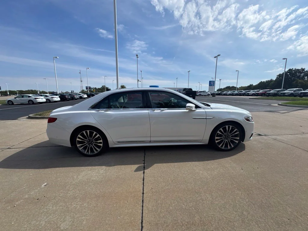 Used 2018 White Lincoln Select image 3