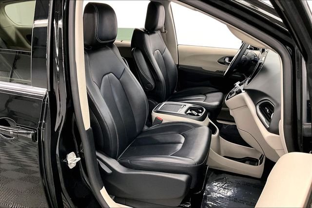 Used 2024 Diamond Black Crystal Pearlcoat Chrysler Touring L image 8