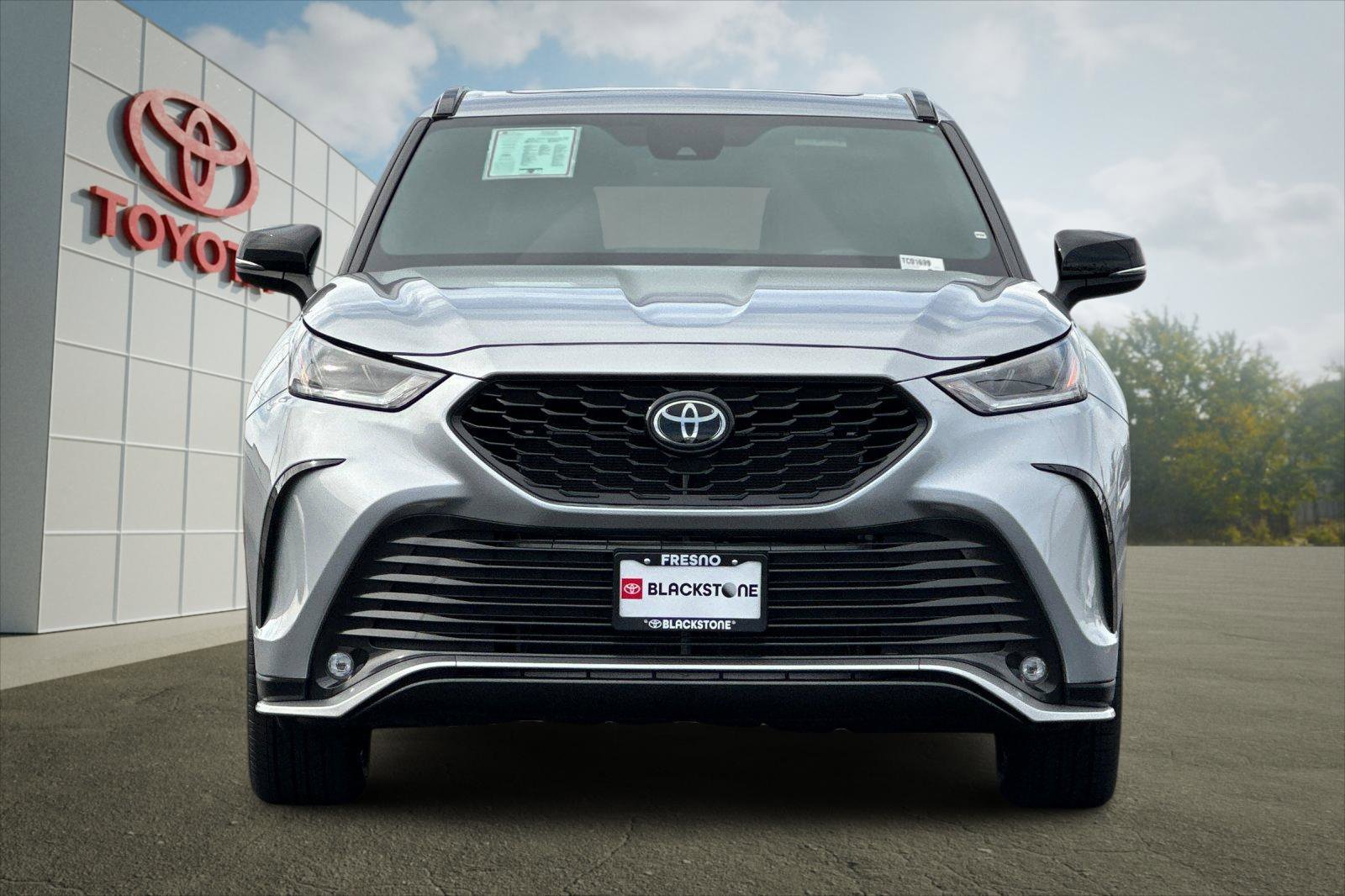 2025 Toyota Highlander LE - Photo 8