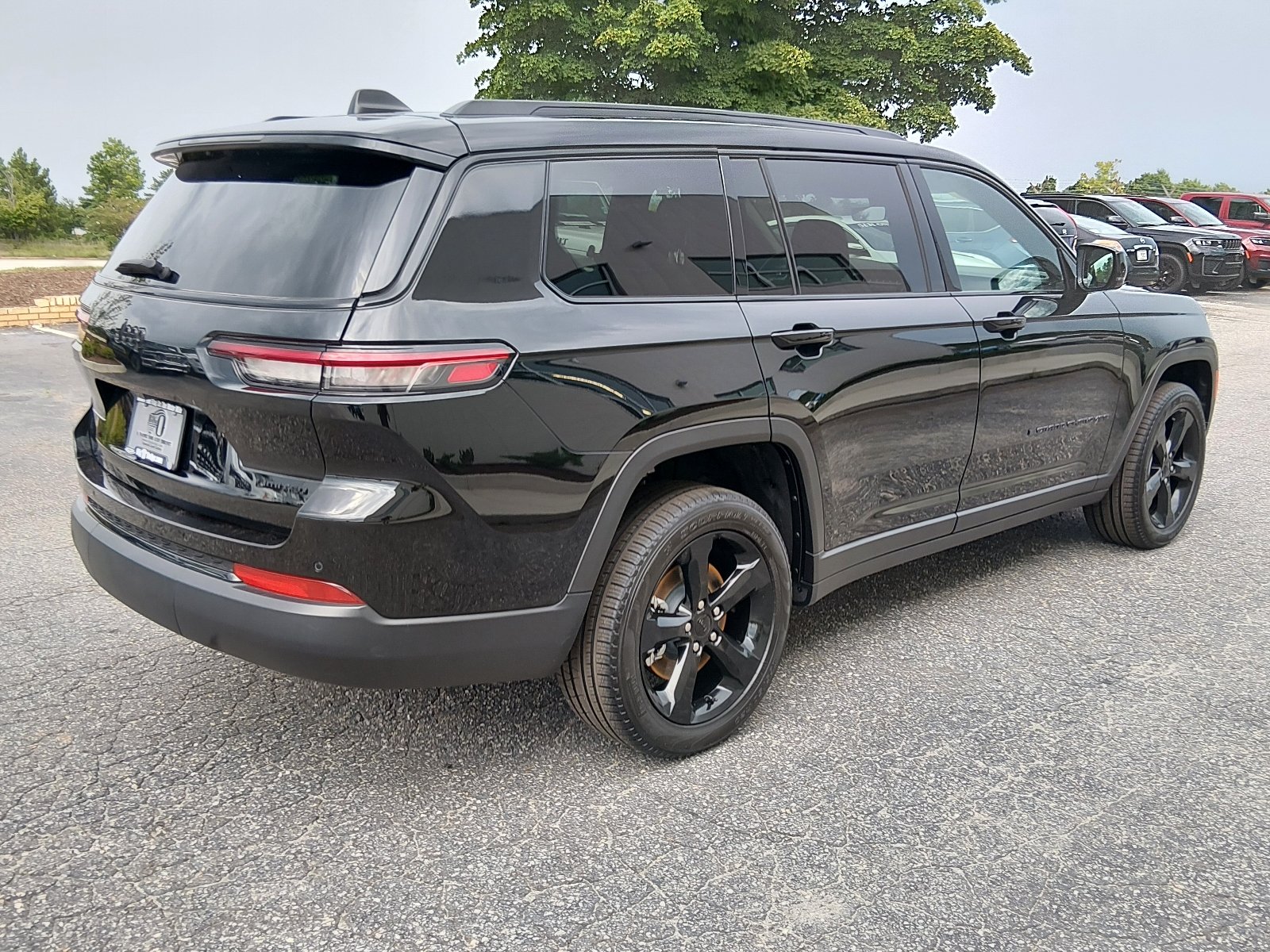 Used 2025 Diamond Black Crystal Pearl Coat Jeep Limited image 3