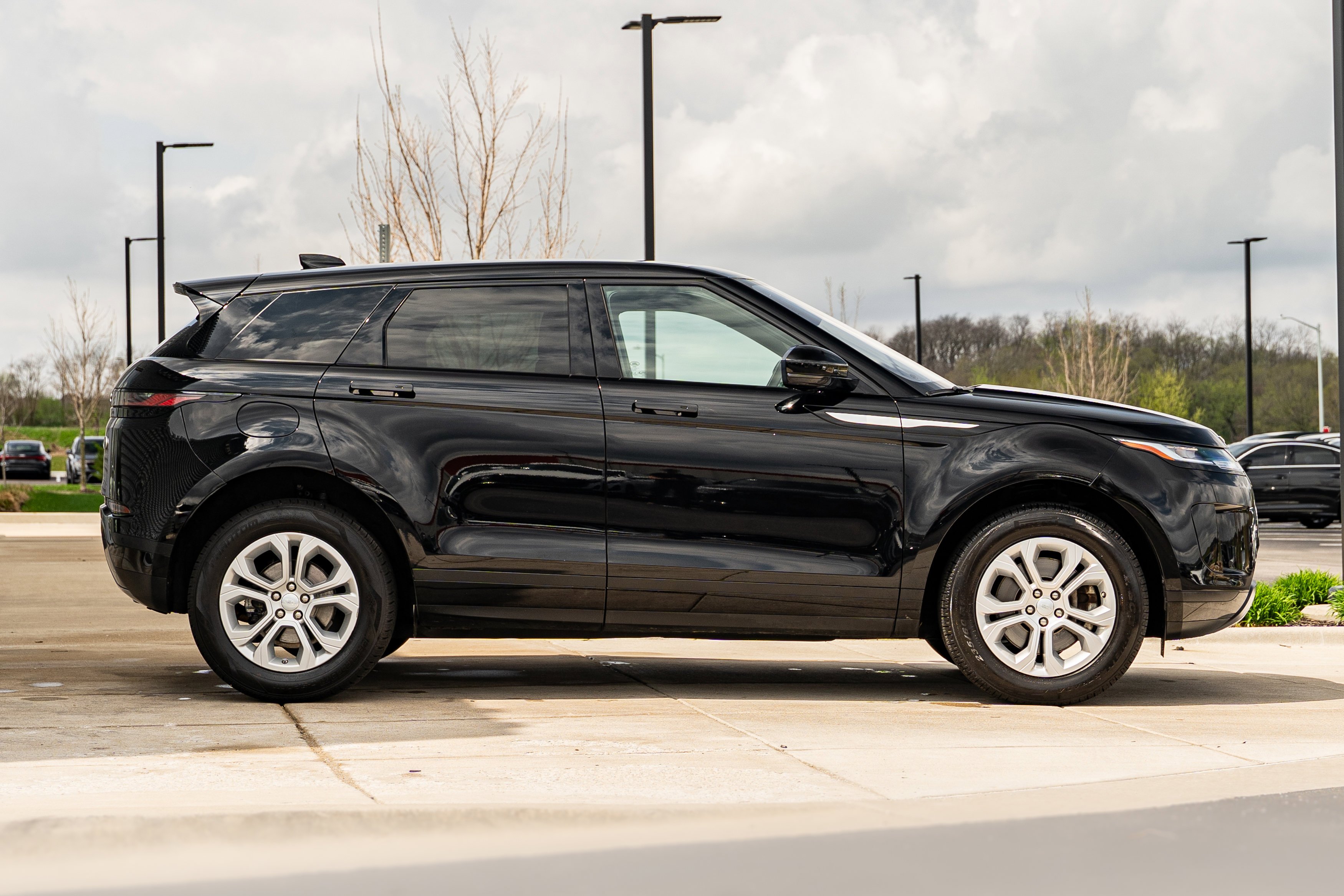 Used 2020 Santorini Black Metallic Land Rover S image 3