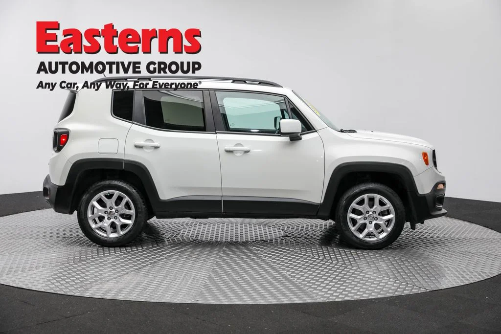 Used 2017 White Jeep Latitude image 4