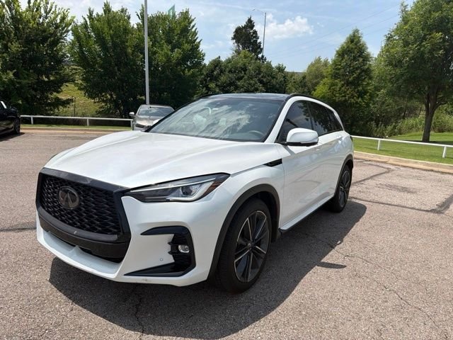 Used 2025 White INFINITI SPORT image 1