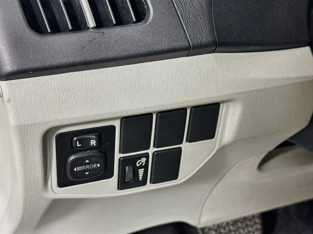 Used 2014 Silver Toyota Three image 10