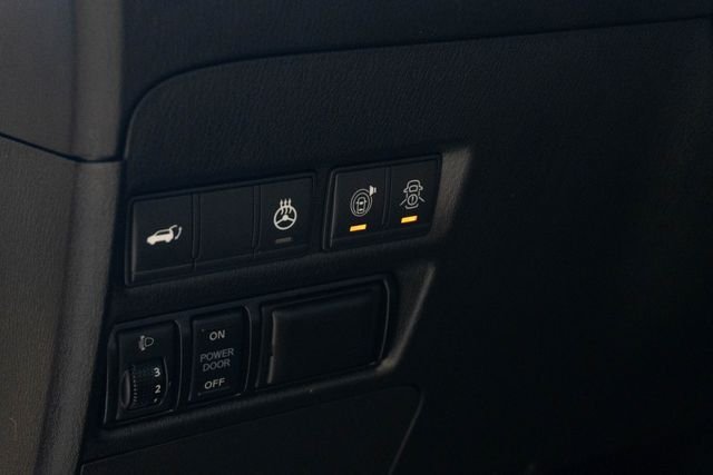 Used 2019 White Nissan Platinum image 29