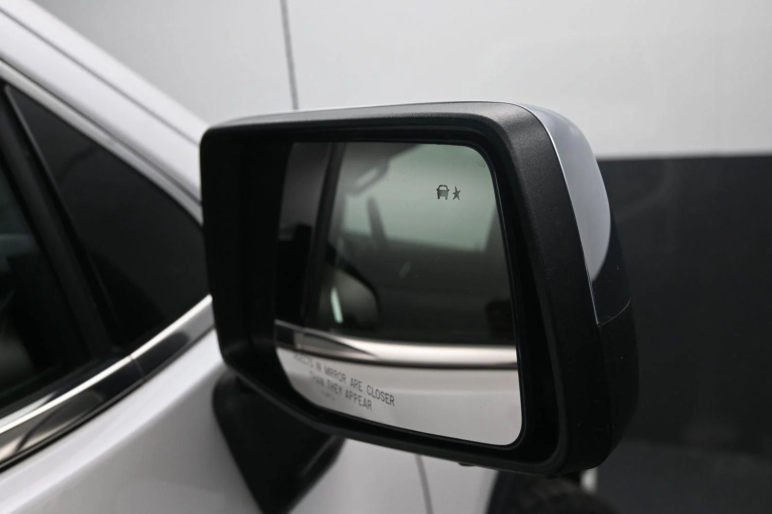 Used 2024 White Frost Tricoat GMC Denali image 9