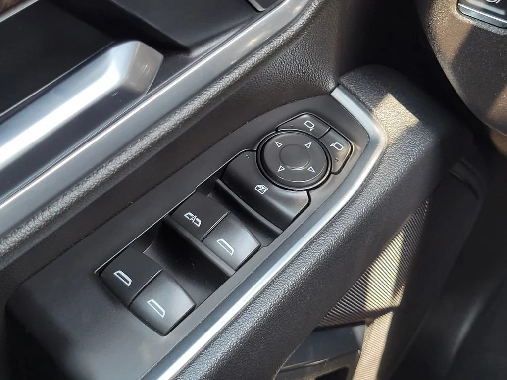 Used 2025 Summit White Chevrolet LT image 25