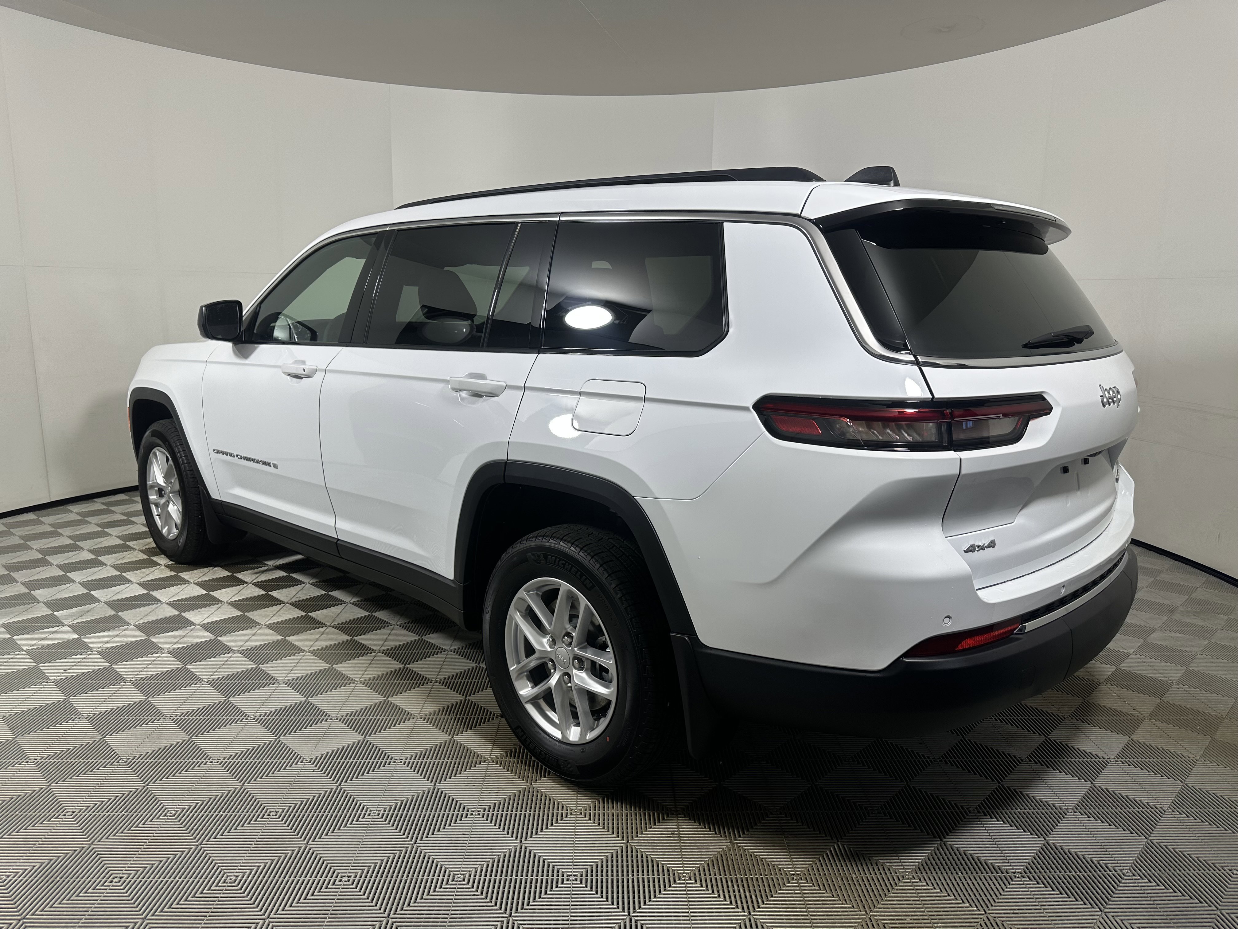 New 2026 Bright White Clear-Coat Exterior Paint Jeep Laredo X image 5