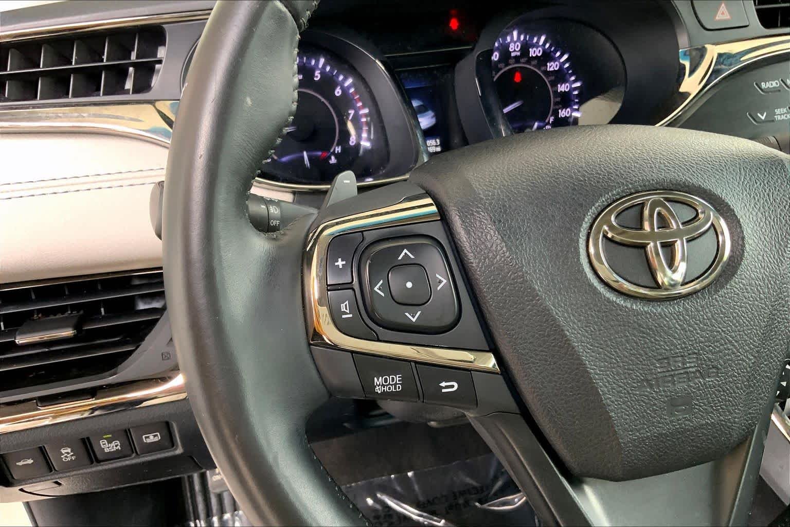 Used 2014 Creme Brulee Mica Toyota XLE image 24