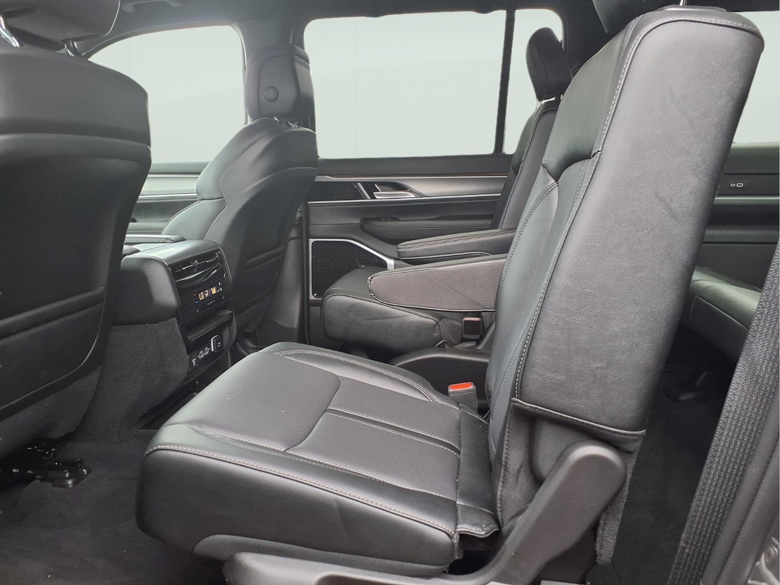 New 2026 Baltic-Gray Metallic Clear-Coat Exterior Paint Jeep Limited Reserve image 11