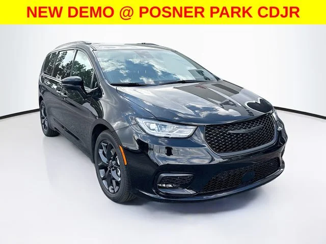 New 2026 Diamond Black Crystal Pearl-Coat Exterior Paint Chrysler Limited image 3