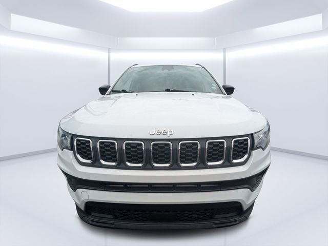 Used 2024 White Jeep Latitude image 9