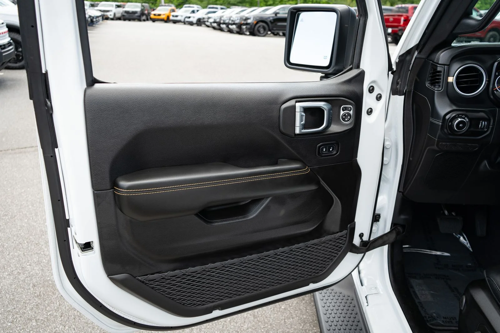 New 2026 Bright White Clear-Coat Exterior Paint Jeep Sahara image 16