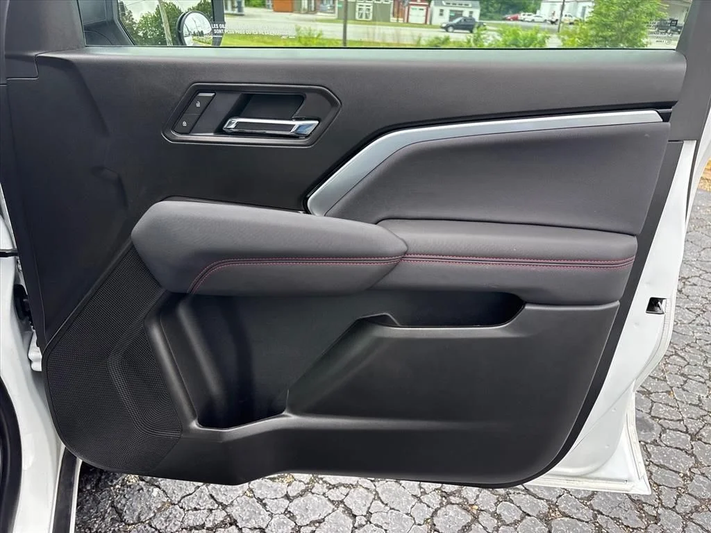 Used 2025 White Chevrolet Z71 image 14