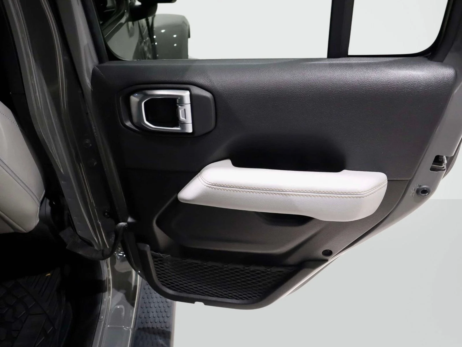 Used 2022 Sting-Gray Clearcoat Jeep Unlimited High Altitude image 11