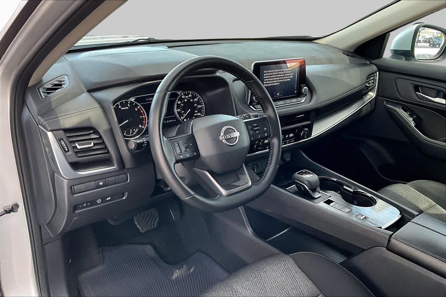 2025 Nissan Rogue SV - Photo 18