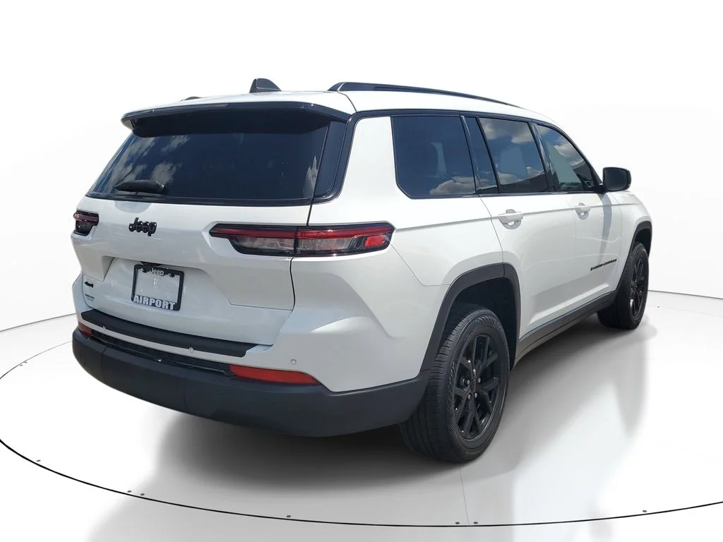 Used 2024 White Jeep Altitude image 5