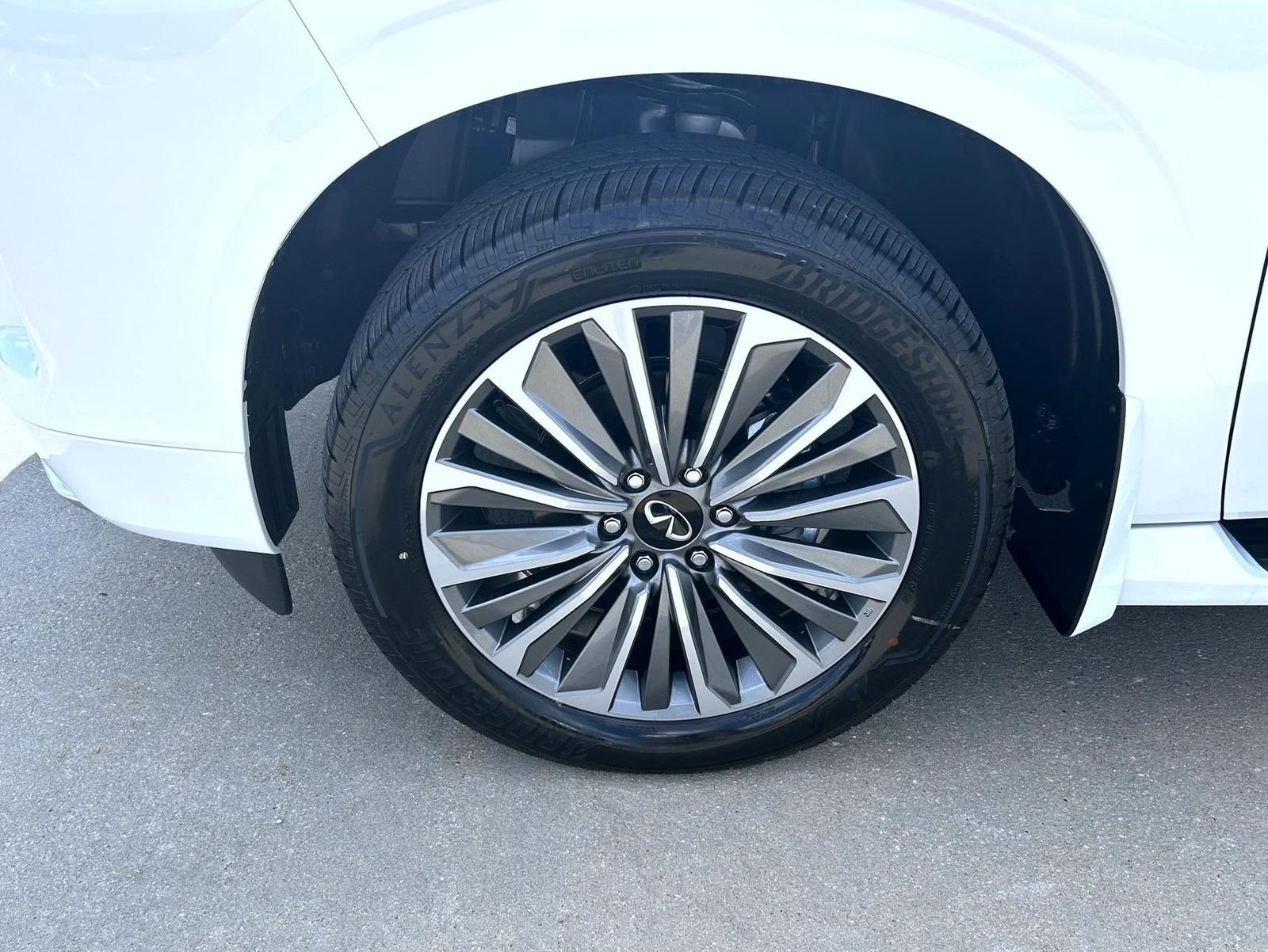 New 2027 RADIANT WHITE INFINITI Luxe 4WD image 24