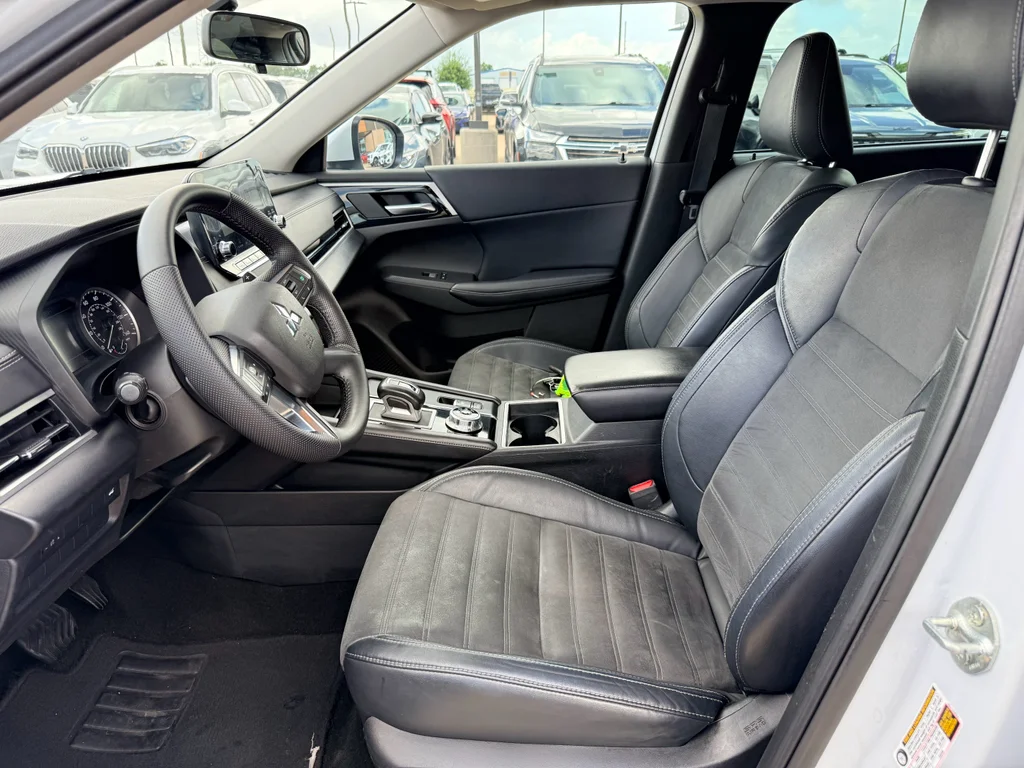 Used 2023  Mitsubishi SE Special Edition image 11