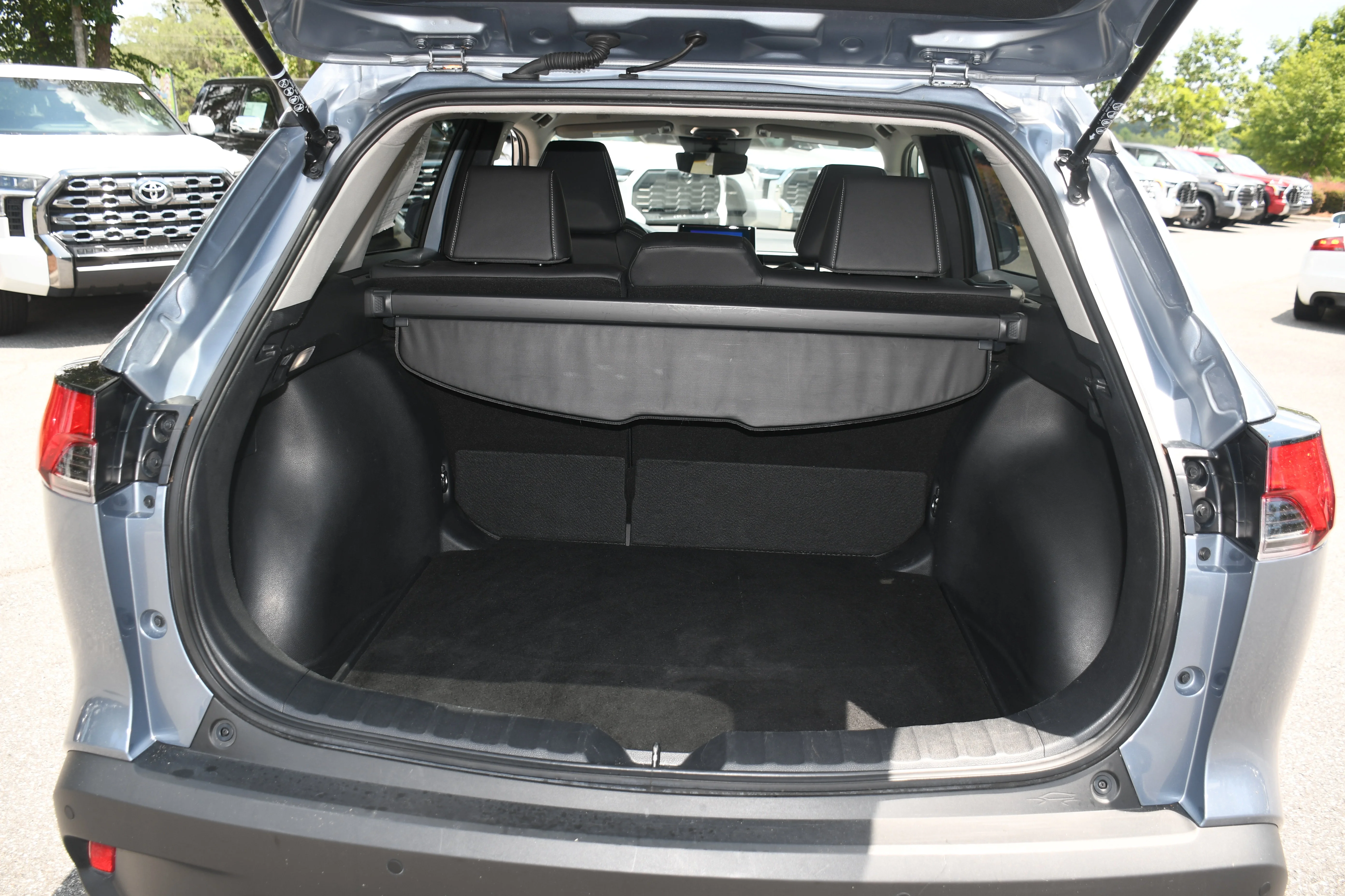 Certified Used 2025  Toyota XLE image 17