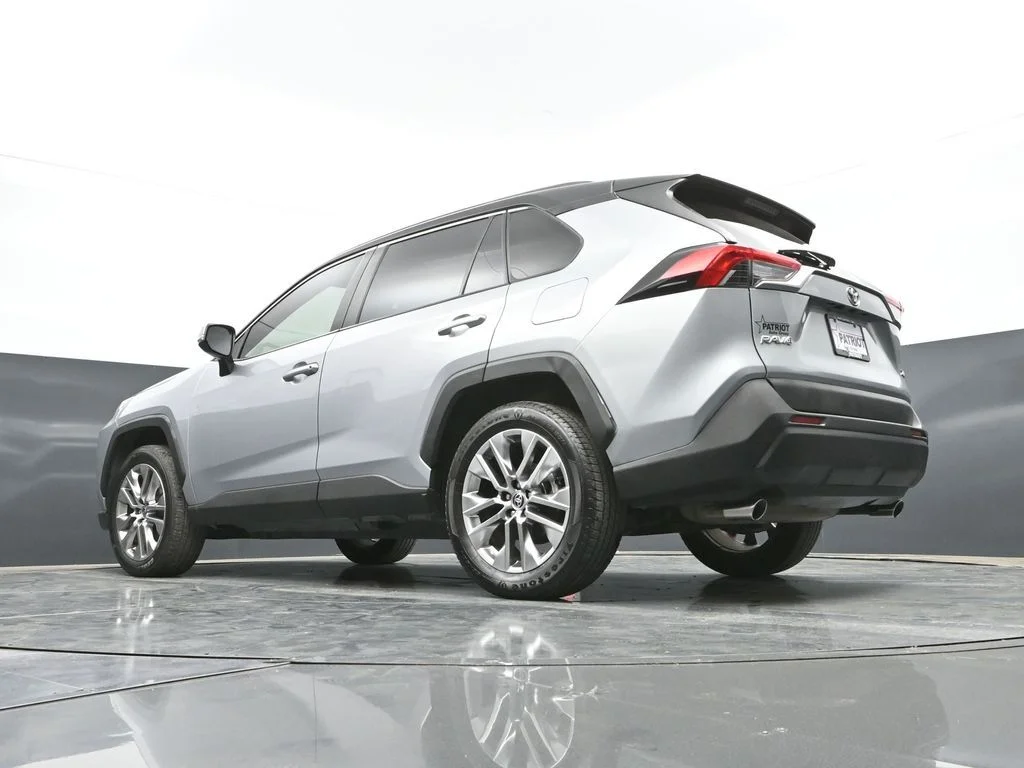 Used 2020 Silver Toyota XLE Premium image 43