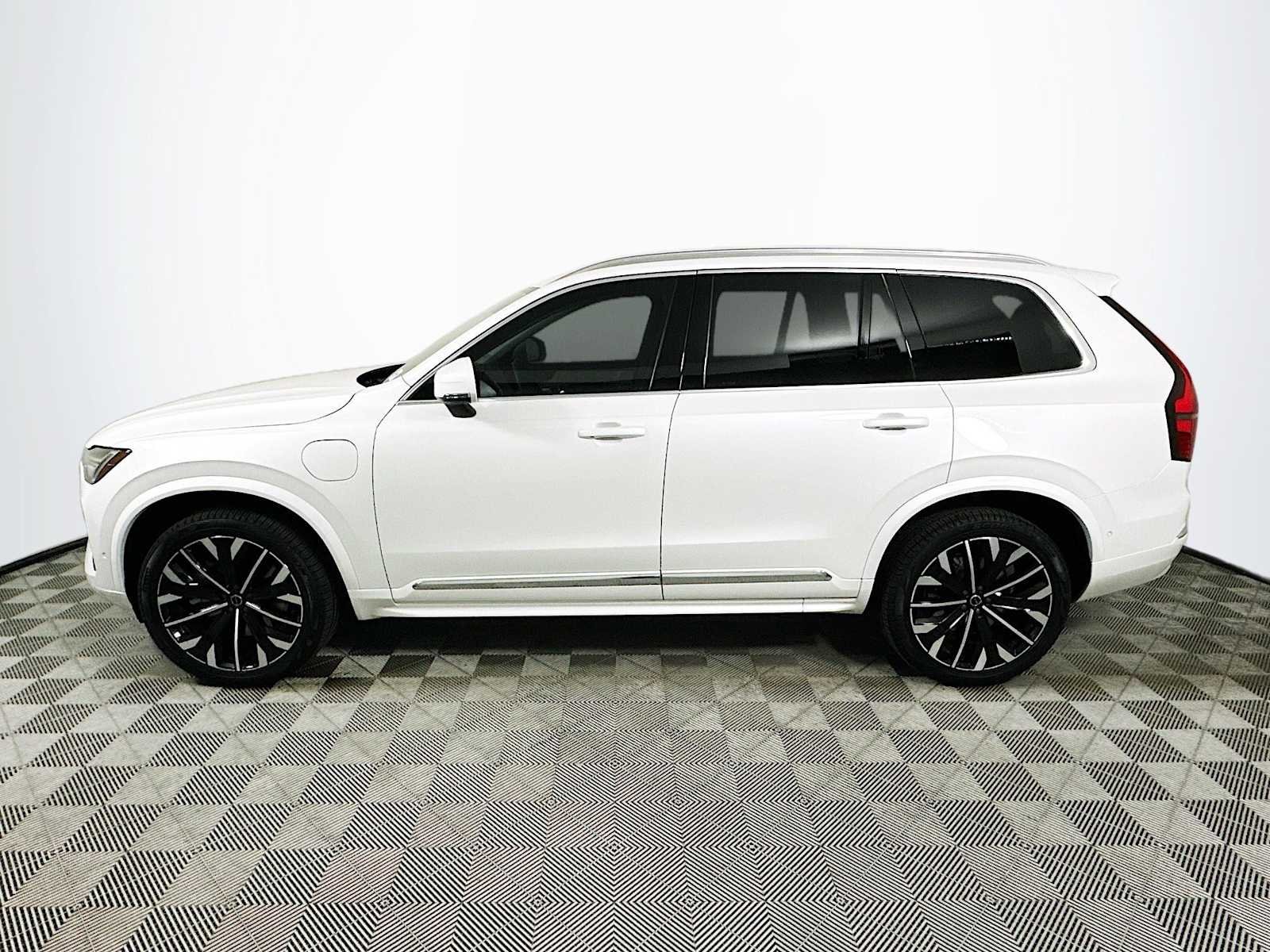 Certified Used 2025 Crystal White Volvo Plus image 4