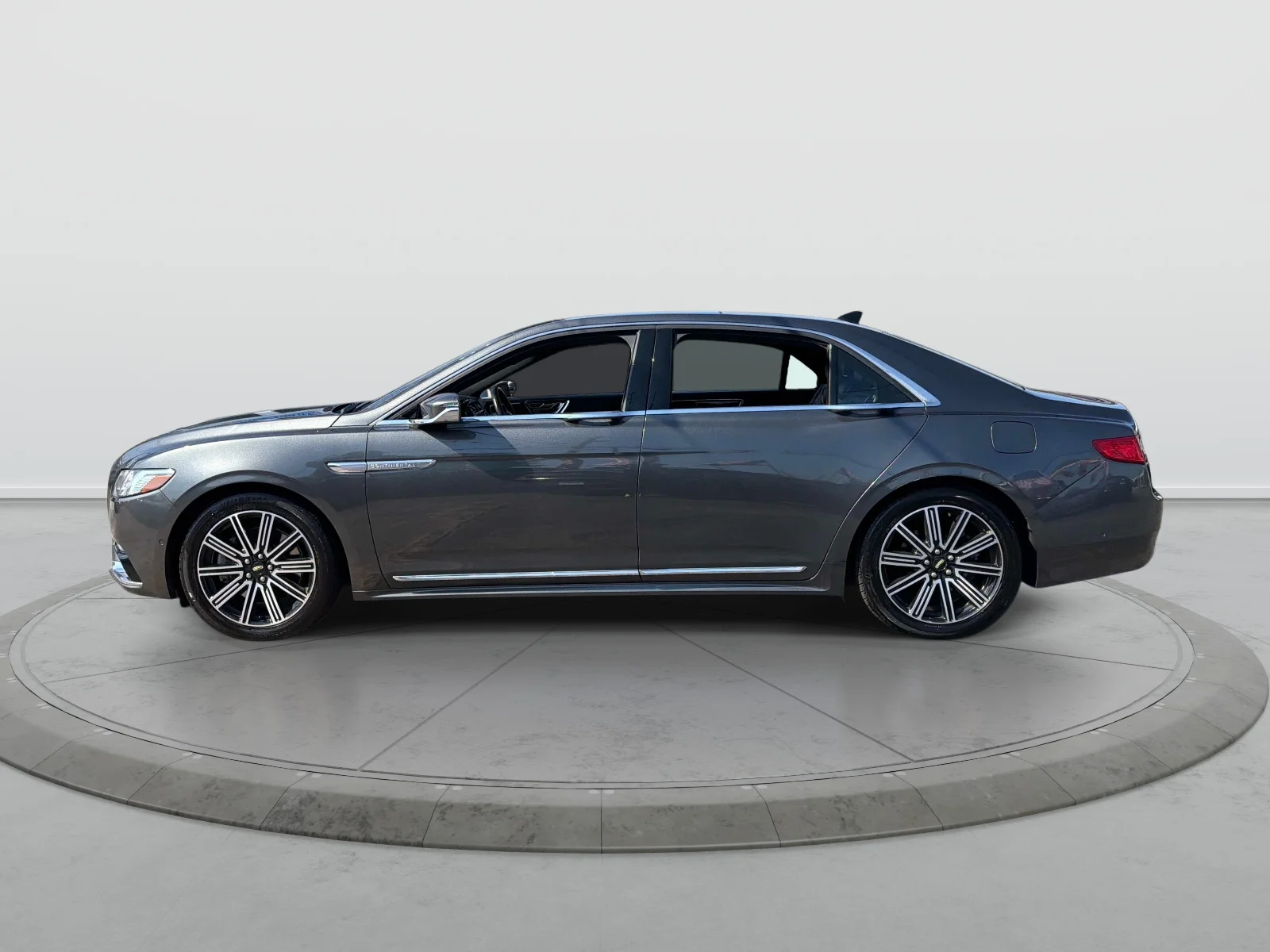 Used 2018 Gray Lincoln Reserve image 4