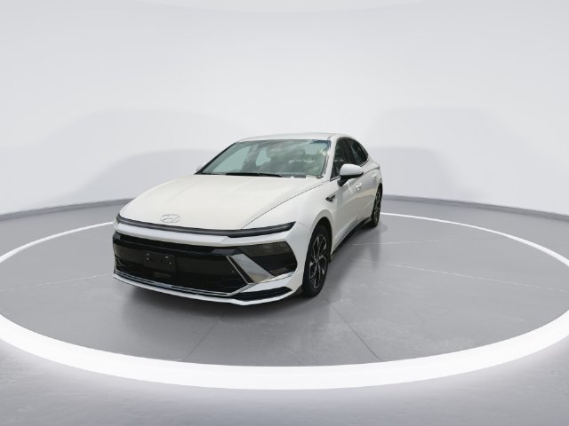 Used 2025 White Hyundai SEL image 3