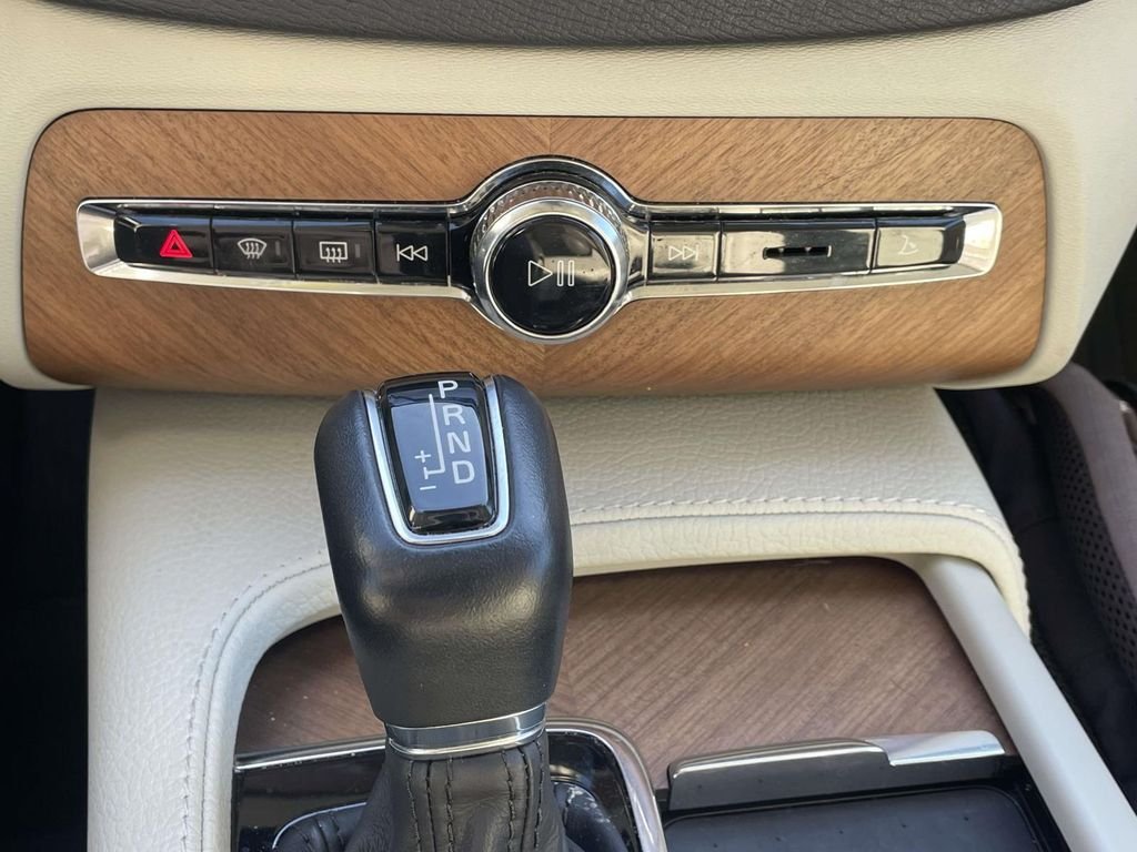 Used 2022 Black Volvo T6 Momentum image 28