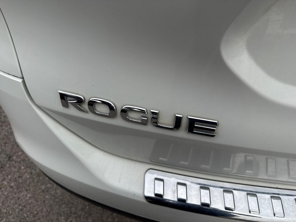Used 2016 White Nissan S image 8