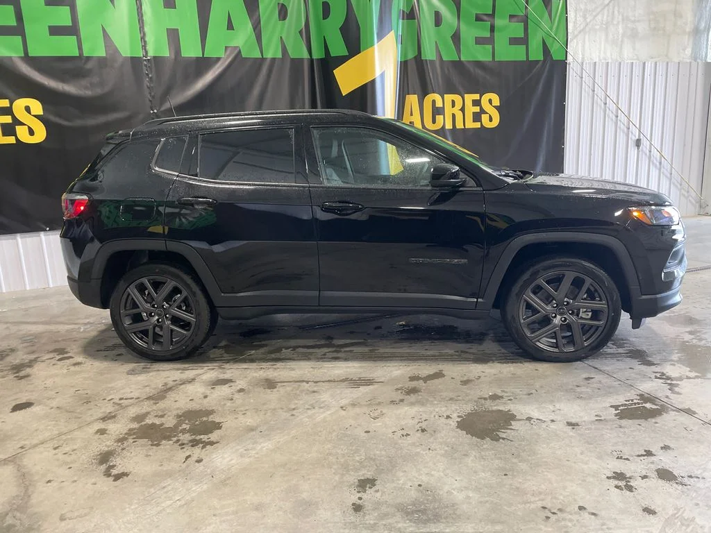 New 2026 Diamond Black Crystal Pearlcoat Jeep Latitude Altitude image 4