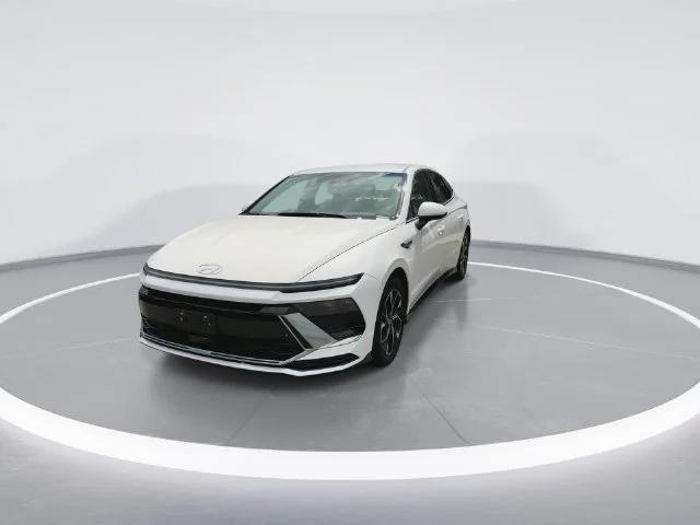 Used 2025 White Hyundai SEL image 3