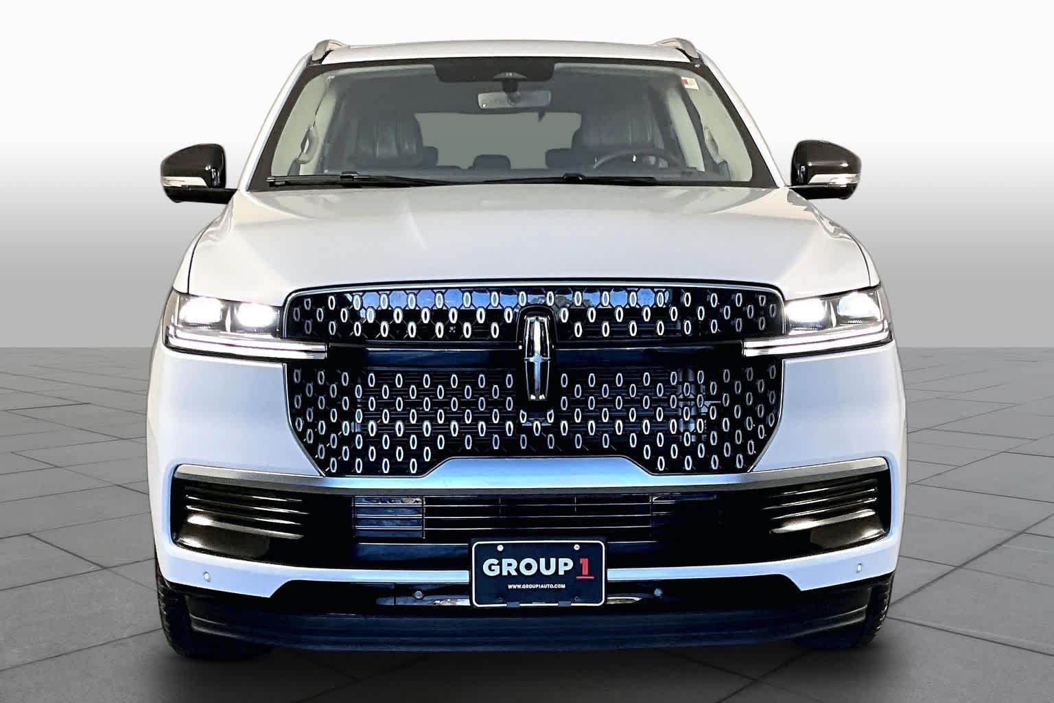 Used 2025 Crystal White Metallic Clearcoat Lincoln Reserve image 7