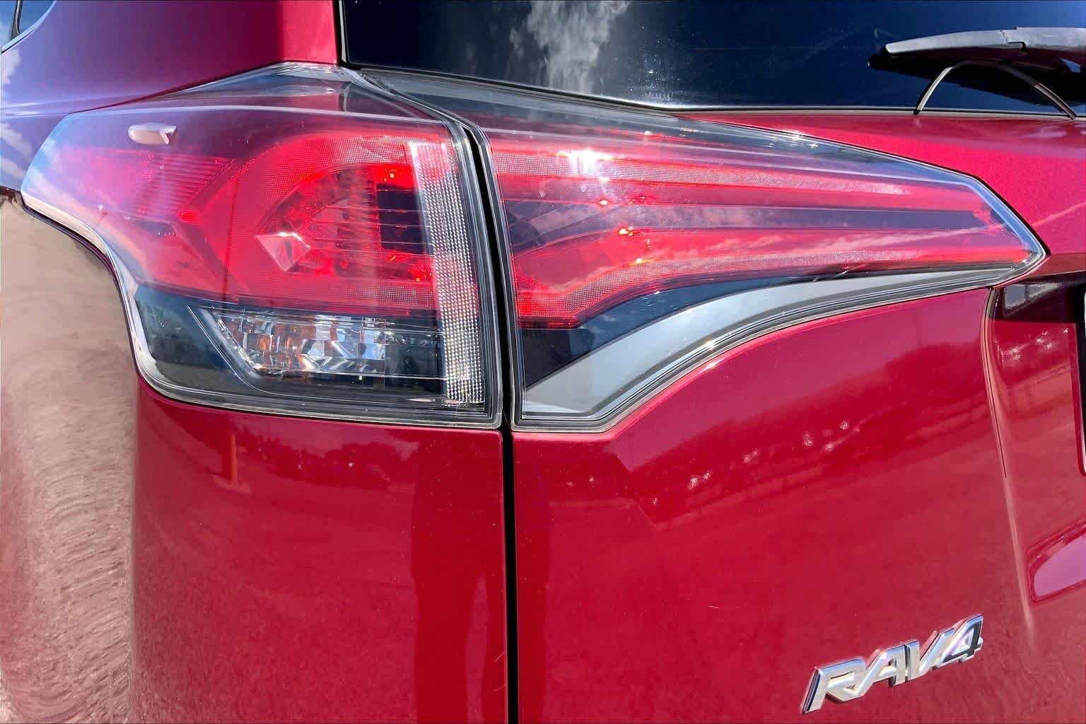 Used 2018 Ruby Flare Pearl Toyota XLE image 28