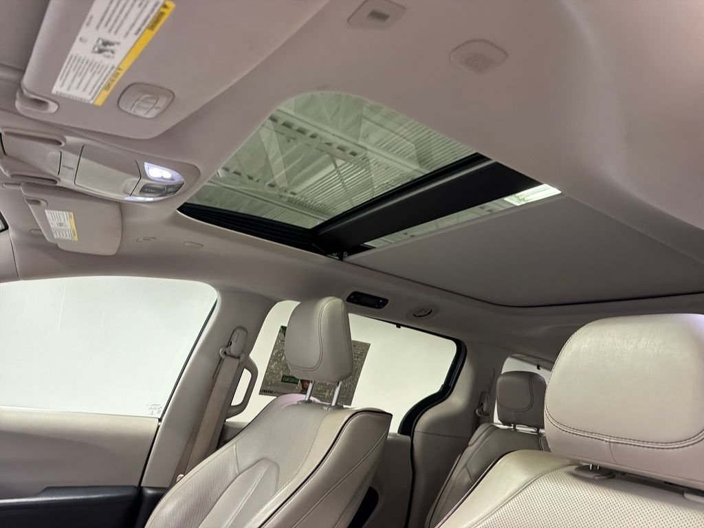 Used 2019 Silver Chrysler Limited image 29