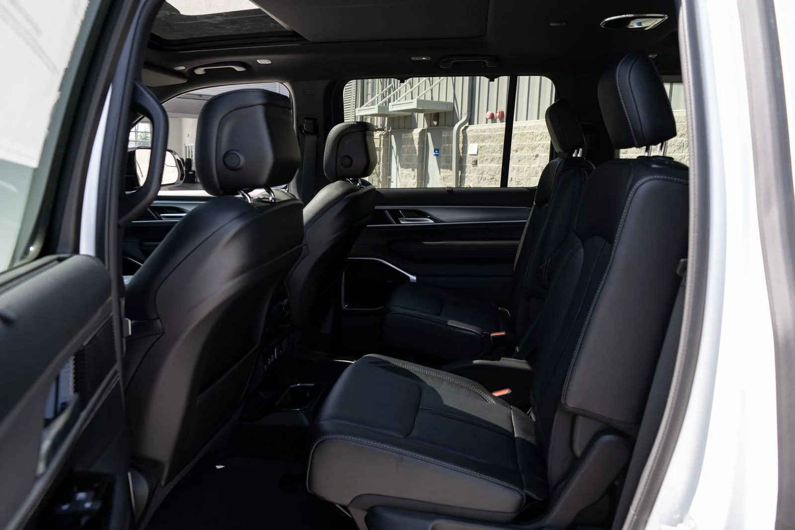 New 2026 Bright White Clear-Coat Exterior Paint Jeep Limited Reserve image 35