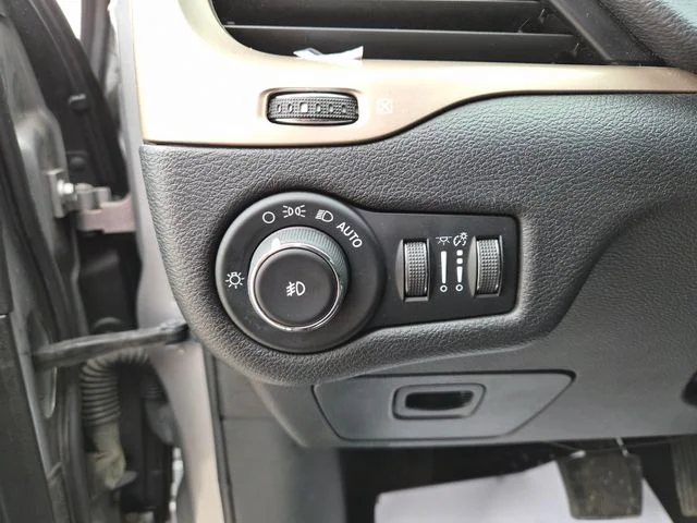 Used 2017 Silver Jeep Latitude image 17